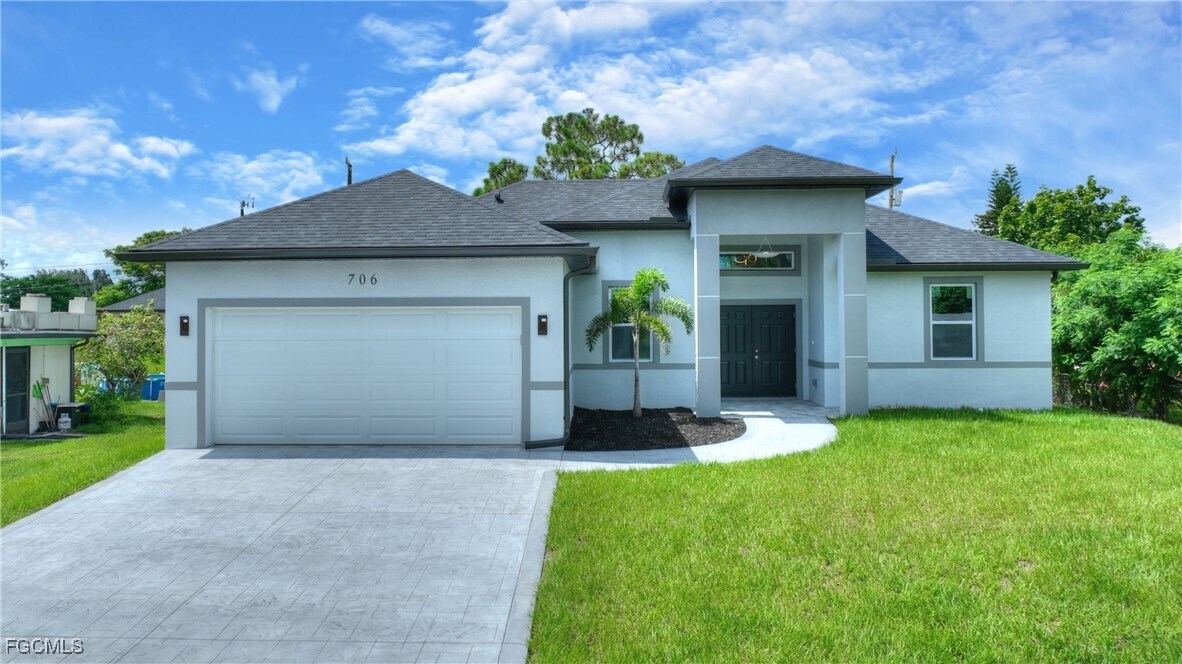 706 Coolidge Ave in Lehigh Acres, FL - Foto de edificio