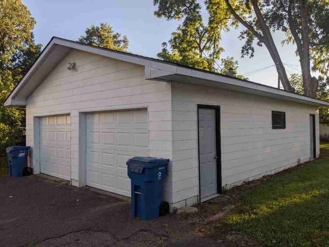 204 Hatten Ave, Unit 2 in Rice Lake, WI - Building Photo - Building Photo