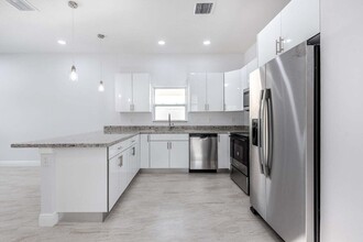 2827 Saranac Ave in West Palm Beach, FL - Building Photo - Building Photo