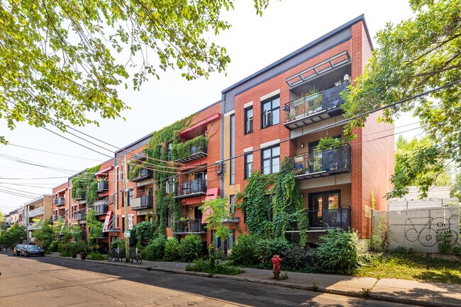 4274 De Bullion Rue in Montréal, QC - Building Photo - Primary Photo