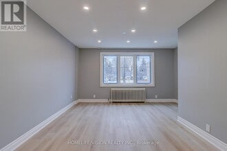 2877 St Clair Ave E in Toronto, ON - Building Photo - Building Photo