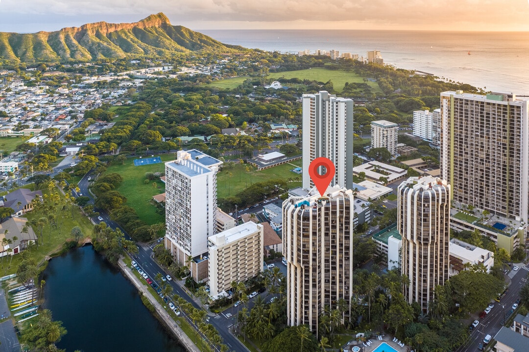 300 Wai Nani Way, Unit 111 in Honolulu, HI - Foto de edificio