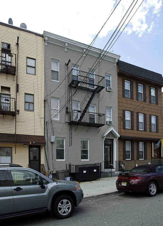 203 68th St in West New York, NJ - Foto de edificio