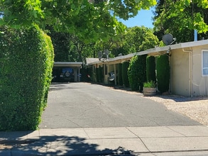 1210 Ripley St, Unit Front in Santa Rosa, CA - Foto de edificio - Building Photo