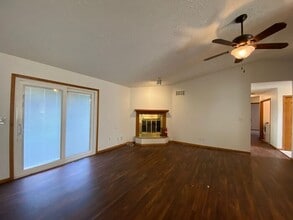 1316 Southview Cir in Coralville, IA - Building Photo - Building Photo