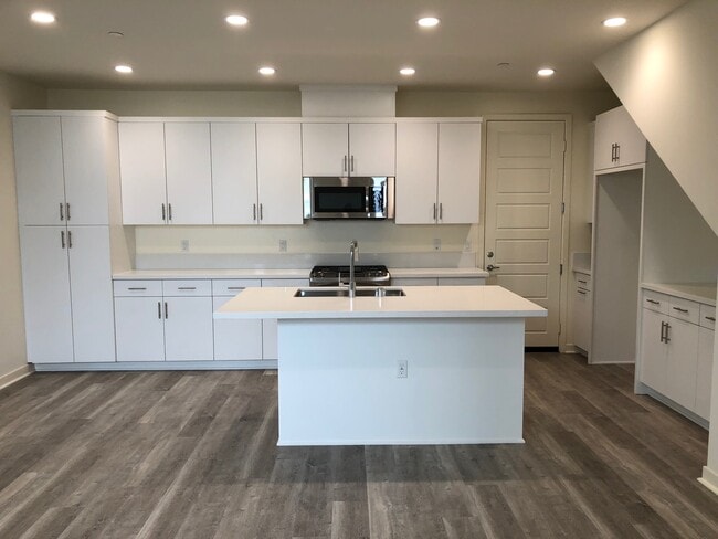 19513 Astor Pl in Northridge, CA - Building Photo - Building Photo