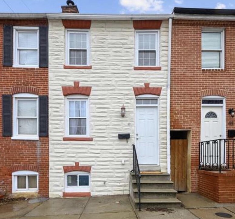 42 E Barney St in Baltimore, MD - Building Photo