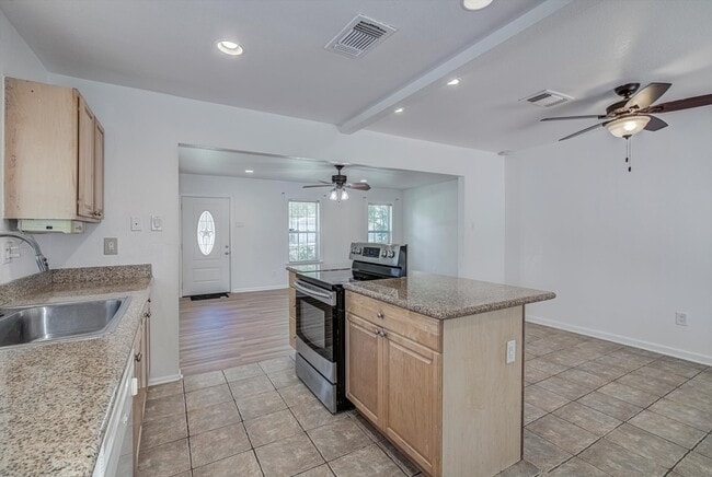 123 Marlin Ave in Galveston, TX - Foto de edificio - Building Photo