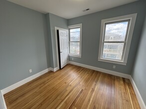 28 Cameron Ave, Unit 3 in Somerville, MA - Foto de edificio - Building Photo