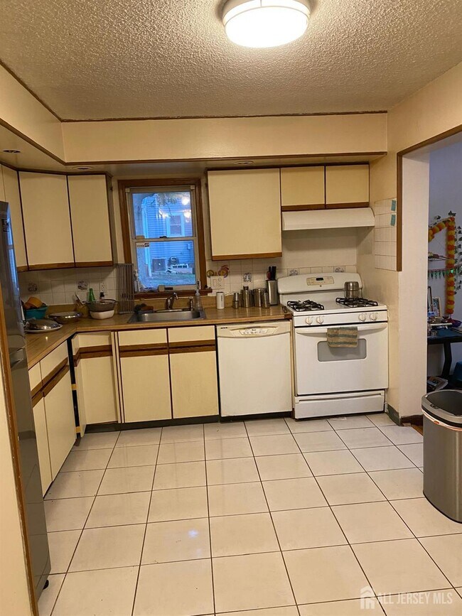 4607 Hana Rd in Edison, NJ - Building Photo - Building Photo