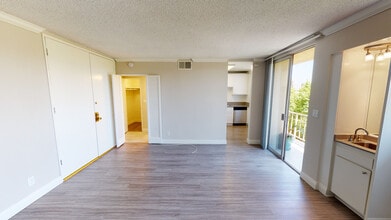 Burton Plaza..Gorgeous Newly Remodeled Studio..Prime Location! in Los Angeles, CA - Building Photo - Building Photo