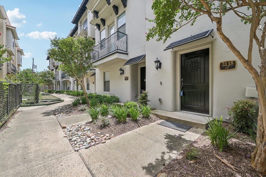 3118 Ross Ave, Unit 2-512 in Dallas, TX - Building Photo