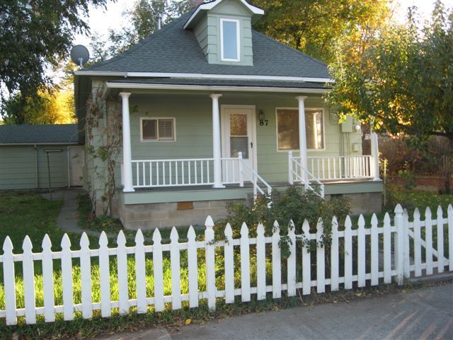 87 SE E St in Madras, OR - Building Photo