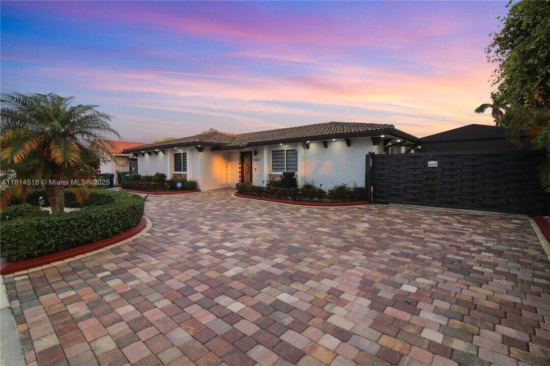 13262 NW 1st Ter in Miami, FL - Building Photo