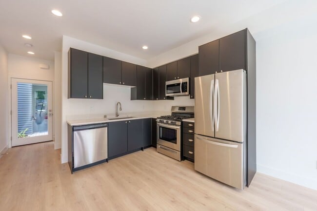 909 28th Ave S in Seattle, WA - Foto de edificio - Building Photo