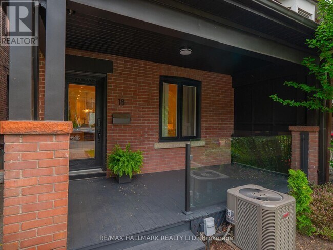 18 Millbrook Crescent in Toronto, ON - Building Photo - Building Photo