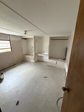 110 4th St in Natalia, TX - Foto de edificio - Building Photo