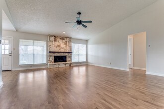 15322 Pebble Path in San Antonio, TX - Foto de edificio - Building Photo
