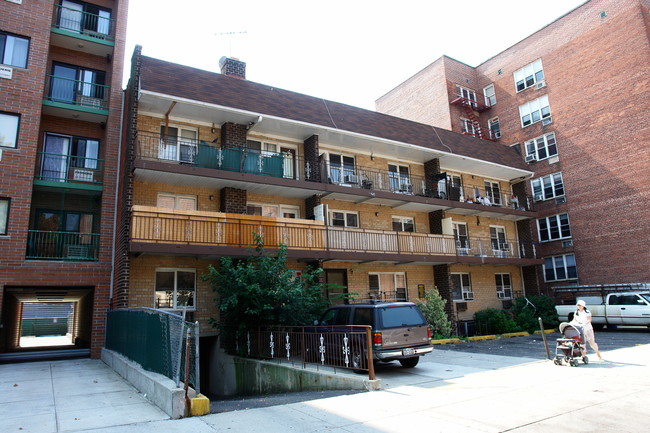 14440 Roosevelt Ave in Flushing, NY - Building Photo - Building Photo