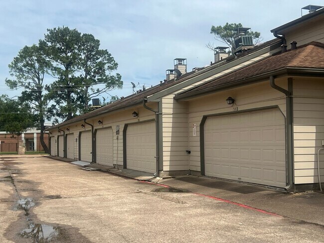 property at 736 Country Pl Dr