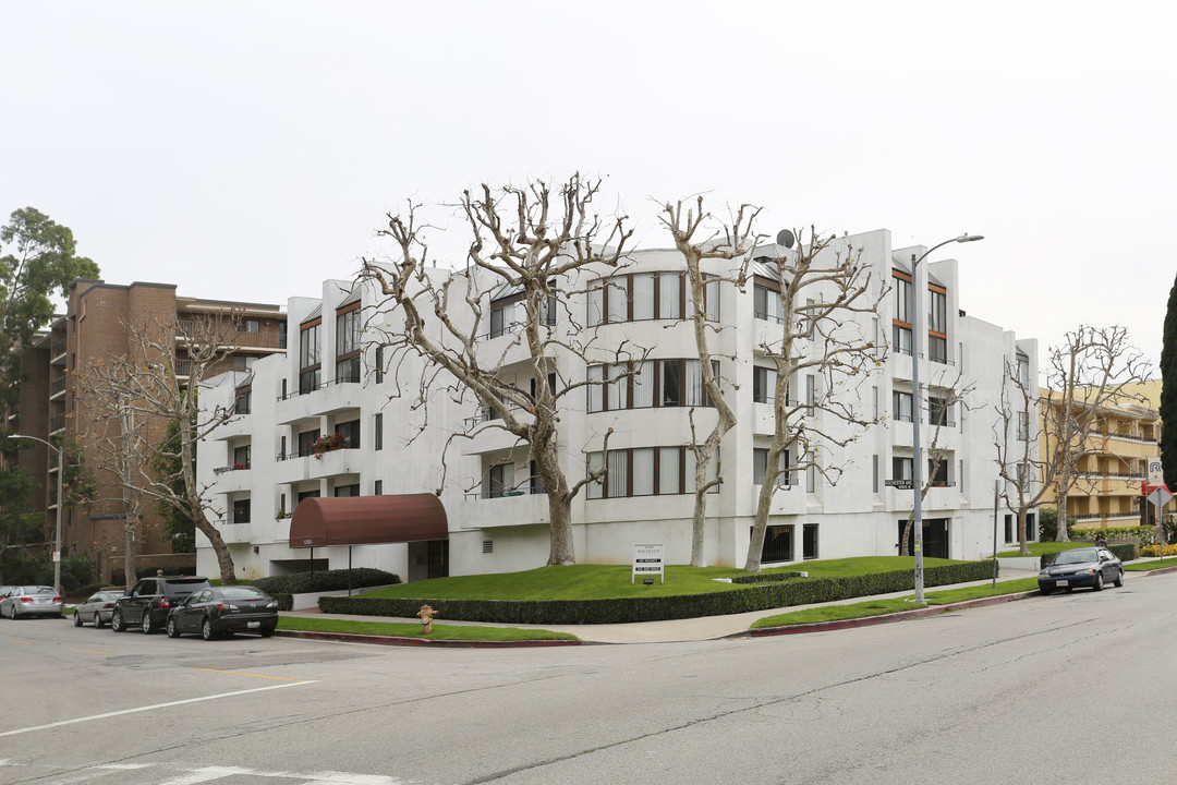 10990 Rochester Ave in Los Angeles, CA - Building Photo