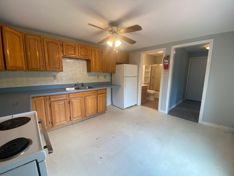 16 Prospect St, Unit 2W in Athol, MA - Foto de edificio