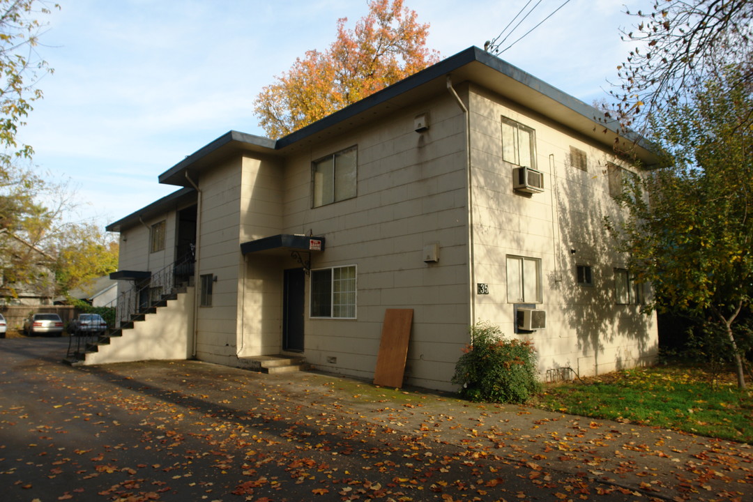 635 Cherry St in Chico, CA - Foto de edificio