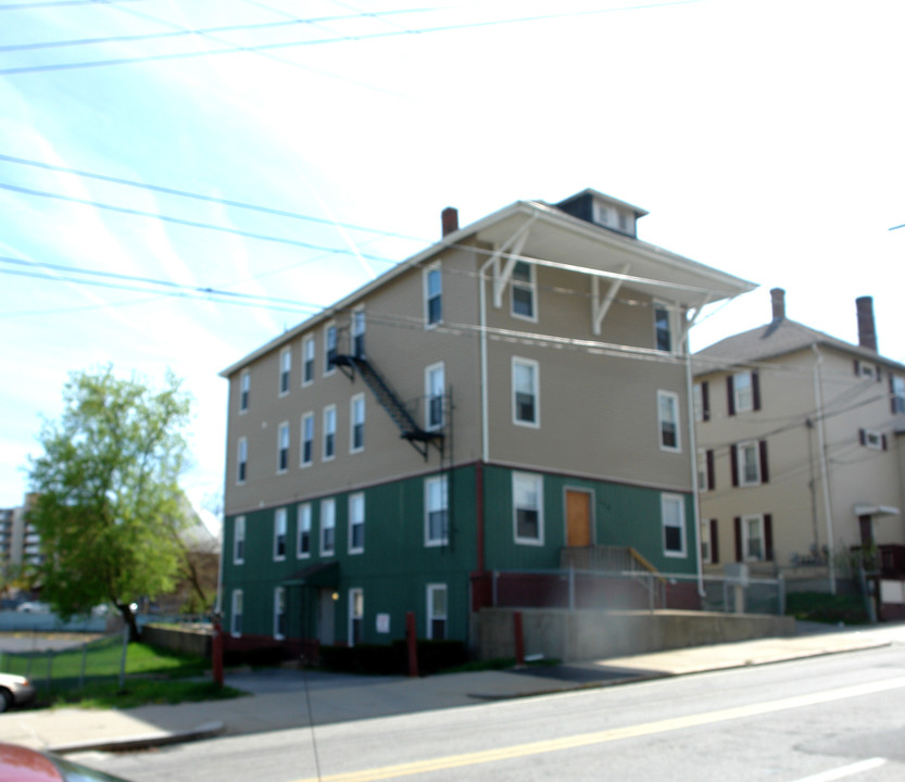 139 E School St in Woonsocket, RI - Foto de edificio