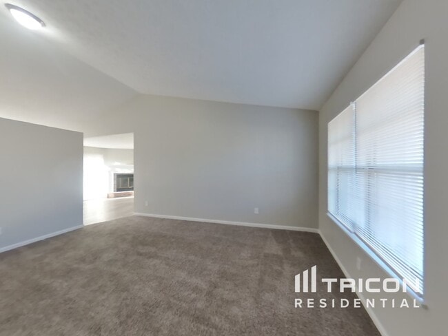 25 Suncrest Dr in Greenwood, IN - Foto de edificio - Building Photo