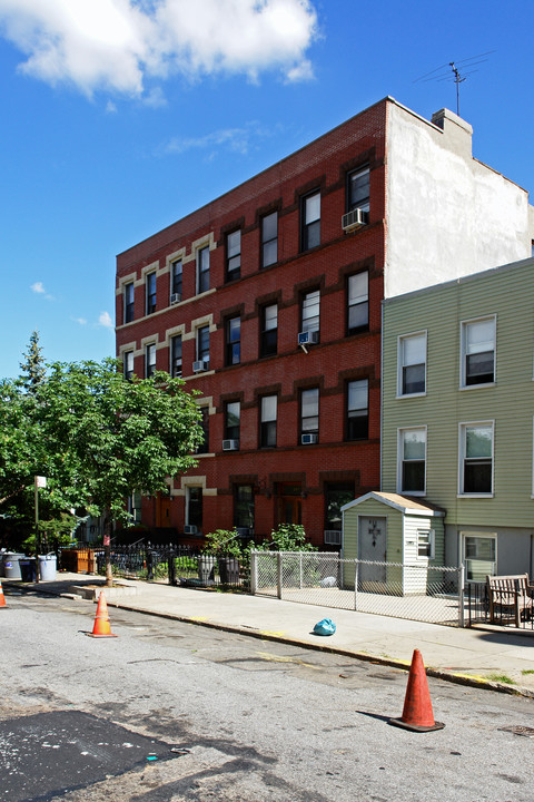 207 12th St in Brooklyn, NY - Building Photo