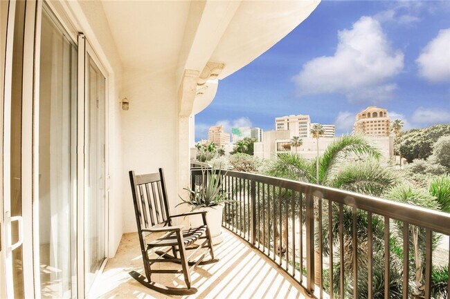 50 Alhambra Cir, Unit 405 in Coral Gables, FL - Building Photo - Building Photo