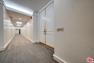 1131 Alta Loma Rd in West Hollywood, CA - Foto de edificio - Building Photo