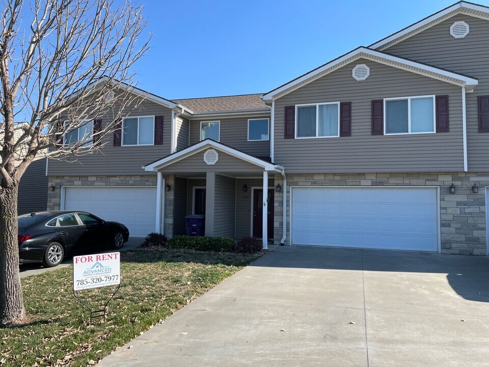 5437 Stone Crest Dr in Manhattan, KS - Building Photo