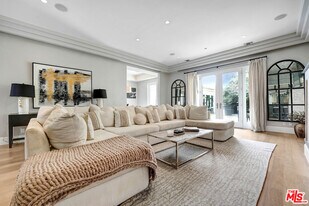 841 N Crescent Heights Blvd in Los Angeles, CA - Building Photo