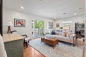 833 Peavy Rd in Dallas, TX - Foto de edificio - Building Photo