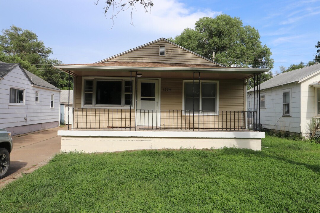 1324 N 5th St in Salina, KS - Building Photo