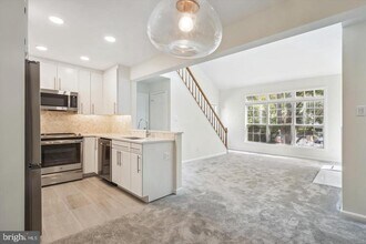 2224 Springwood Dr in Reston, VA - Building Photo - Building Photo