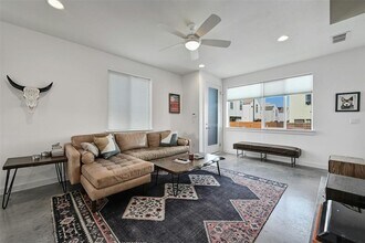 801 N Bluff Dr in Austin, TX - Building Photo - Building Photo