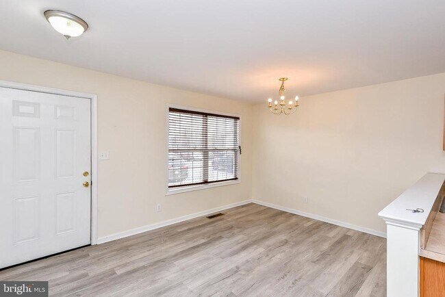 24 Sanford Dr in Bunker Hill, WV - Building Photo - Building Photo