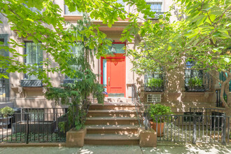 511 E 84th St in New York, NY - Foto de edificio - Building Photo