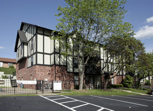 Sherman Square Apartments in St. Charles, MO - Building Photo - Building Photo