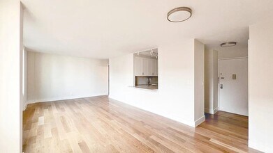555 Main St in New York, NY - Building Photo - Building Photo