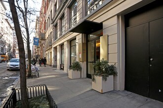 130-134 W 17th St in New York, NY - Foto de edificio - Building Photo