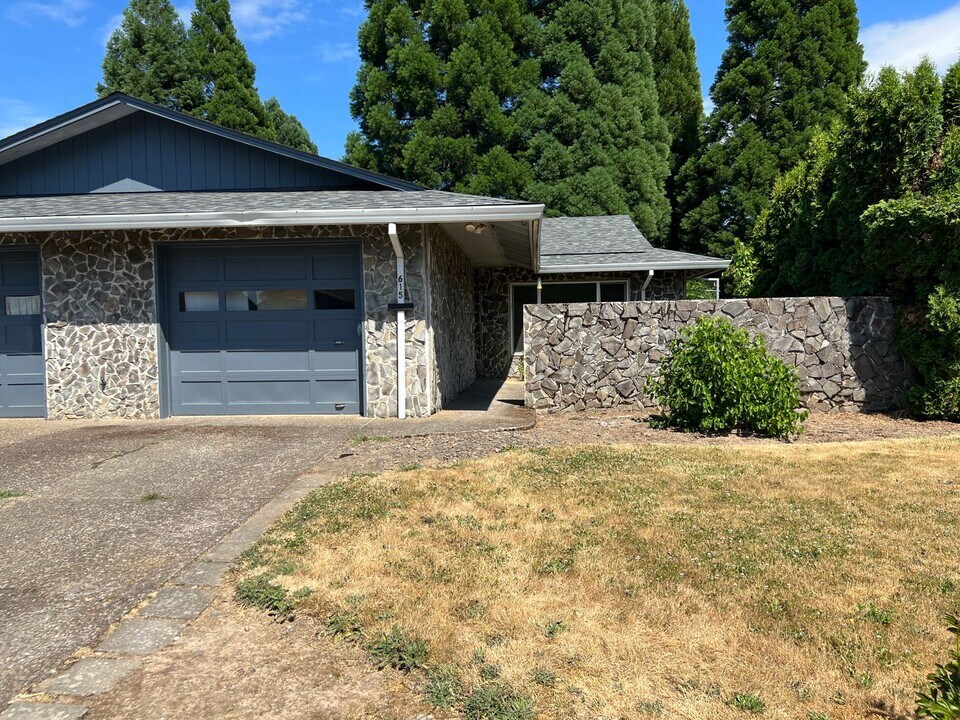 615 NE 26th St in McMinnville, OR - Building Photo