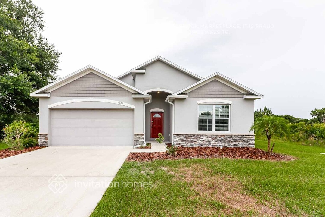 9284 Agate St in Port Charlotte, FL - Foto de edificio