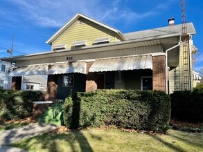 911 N Center St in Bloomington, IL - Foto de edificio - Building Photo
