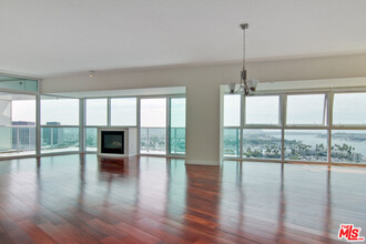 13600 Marina Pointe Dr in Los Angeles, CA - Building Photo - Building Photo