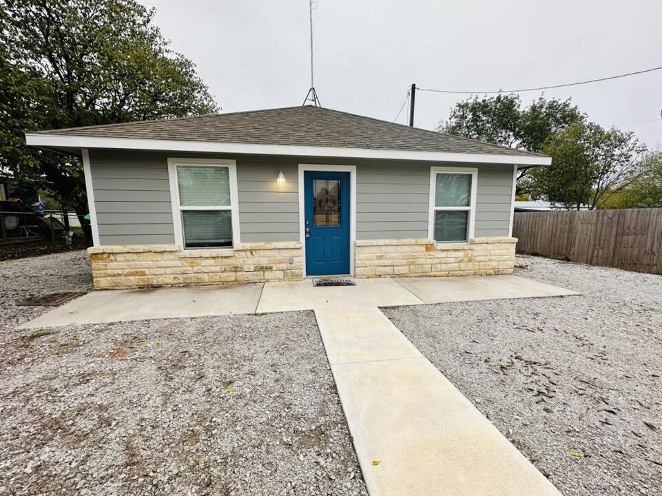 477 S Ewing St in Boyd, TX - Building Photo