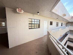 15969 NW 64th Ave in Hialeah, FL - Foto de edificio - Building Photo
