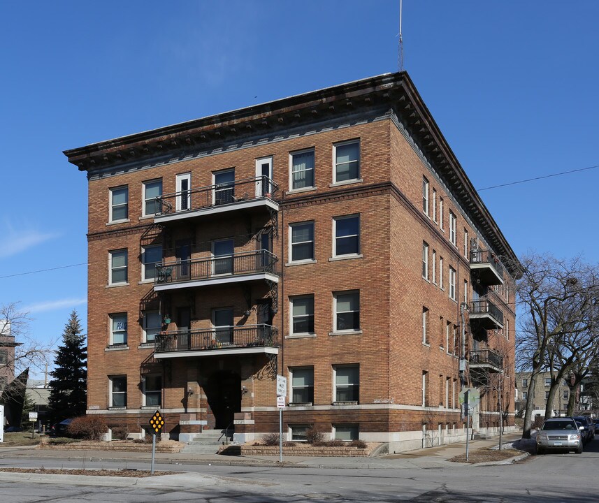 Lowry Hill District: Apartments in Minneapolis, MN - Foto de edificio